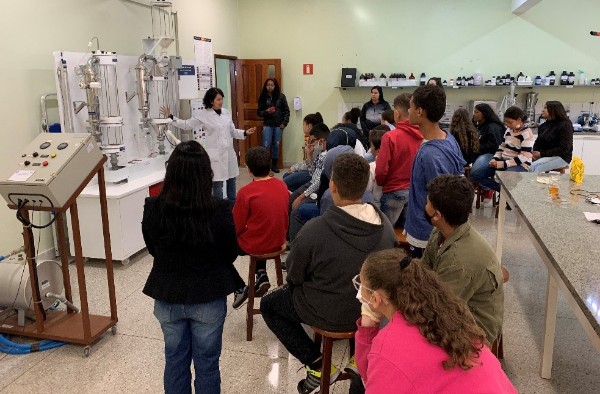 Alunos da Escola Padre Almir visitam Laboratório de Engenharia Química