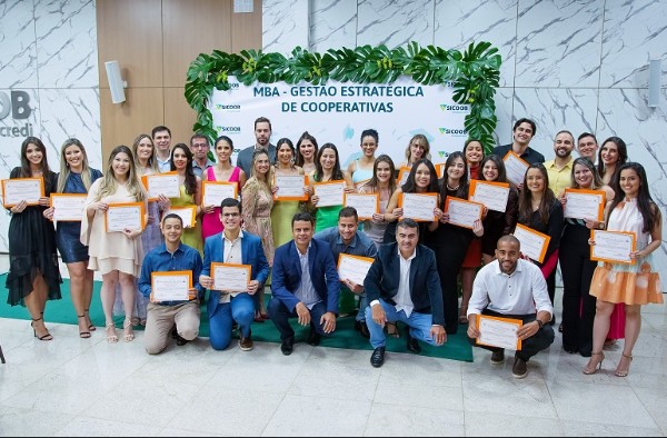 Alunos do MBA em Gestão Estratégica de Cooperativas participam de solenidade de entrega de certificados