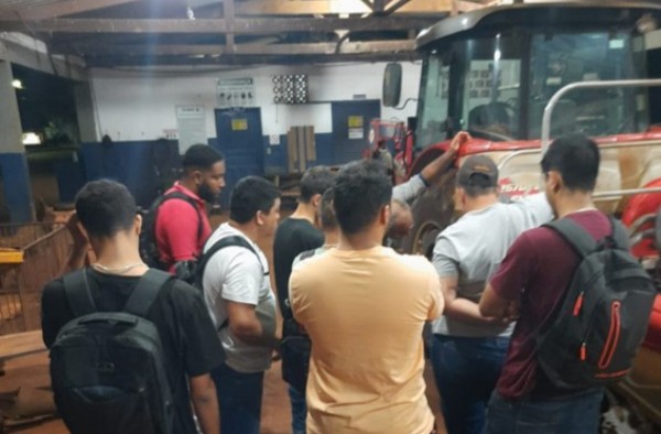 Alunos de Agricultura de Precisão participam de aula prática sobre regulagem e semeadeira