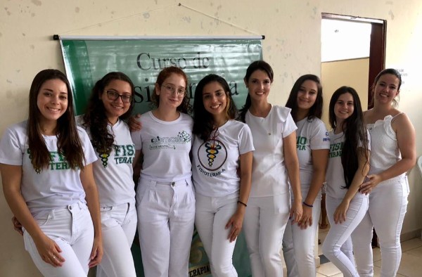 Alunas de Fisioterapia participam do evento “Prefeitura no seu Bairro”