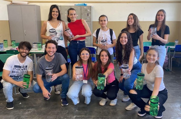 Alunos de Medicina desenvolvem mosquiteiras com os estudantes da Escola Estadual Padre Almir