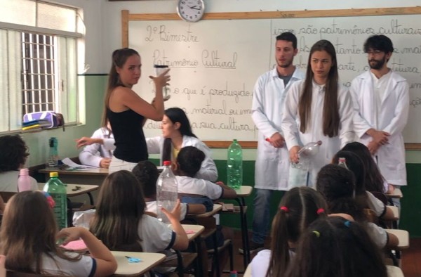 Alunos de Medicina promovem atividade de combate à dengue na Escola Estadual Professor Modesto