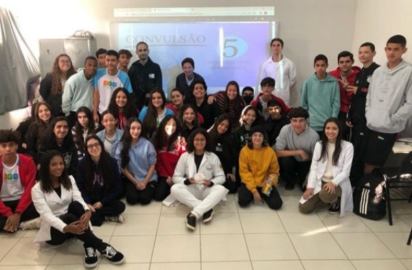 “Convulsão” é tema de palestra dos alunos de Fisioterapia para adolescentes