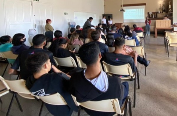 Alunos de Fisioterapia ministram palestra na Escola Zama Maciel