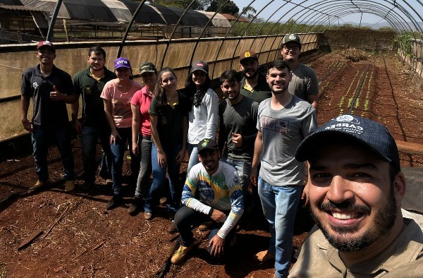 Alunos de Agronomia realizam plantio de hortas comunitárias