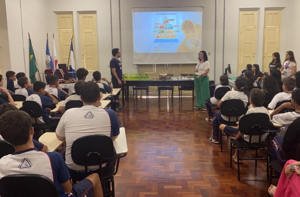 Alunos de Medicina desenvolvem atividade com estudantes da Escola Estadual Marcolino de Barros