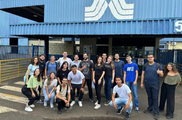 Alunos dos cursos de Administração e Gestão Comercial do Unipam realizam visita técnica no atacadista Martins em Uberlândia