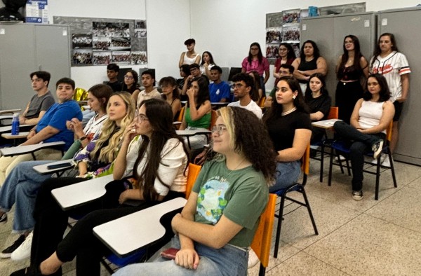 Calouros de Publicidade e Propaganda realizam tour pelos laboratórios do curso