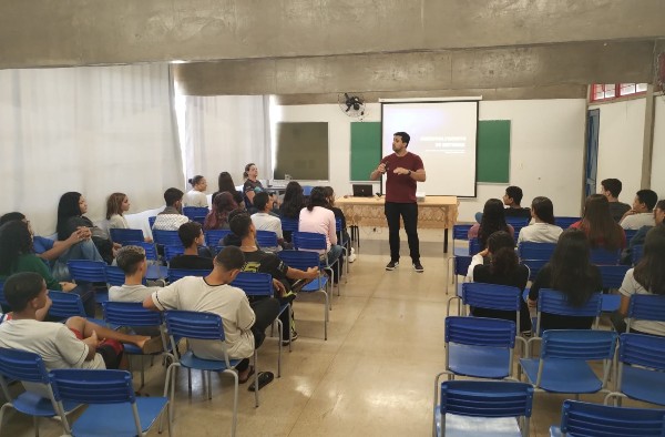 Professor de Sistemas de Informação ministra palestra na Escola Estadual Professor René de Deus Vieira