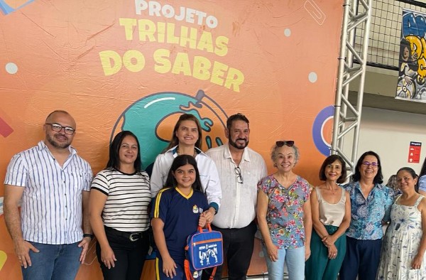 FEPAM e UNIPAM entregam mil kits escolares no “Projeto Trilhas do Saber”