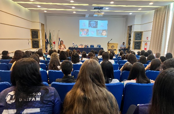 Dia Internacional das Mulheres é celebrado no Colégio Universitário