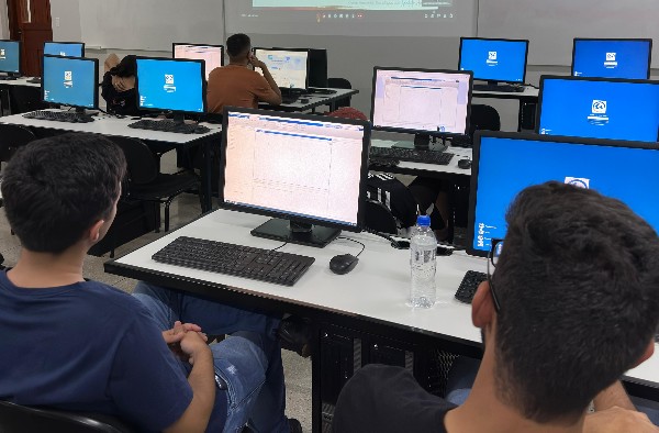 Alunos de Engenharia Elétrica participam de palestra com professor da Colômbia