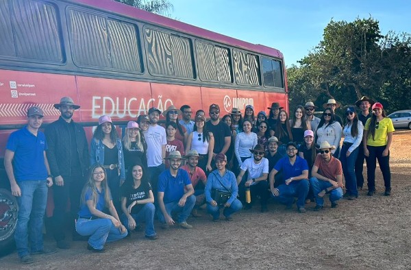 Alunos de Medicina Veterinária participam de visitas técnicas 