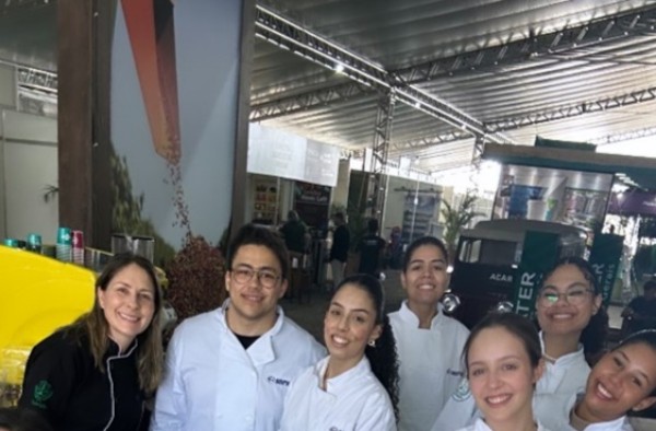 Alunos de Nutrição ministram aula no estande do SEBRAE