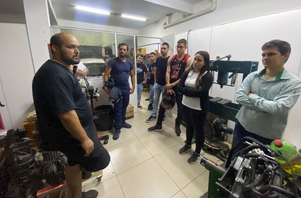 Alunos de Engenharia Mecânica participam de visita técnica na Eurotech Motorsport