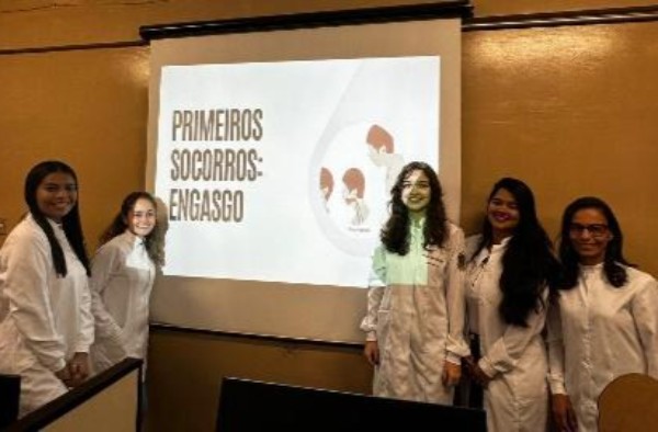 Alunas de Fisioterapia ministram palestra sobre engasgo para estudantes de Patos de Minas