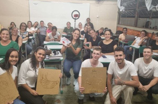 “Hematomas, Escoriações e Lesões em Crianças” é tema de palestra ministrada por alunos de Fisioterapia na escola Deiró