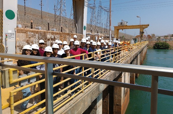 Alunos de graduação e do curso técnico visitam Usina Hidrelétrica em Três Marias