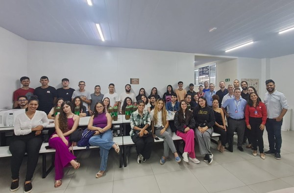 Alunos do UNIPAM realizam visita técnica ao Supermercado Bernardão
