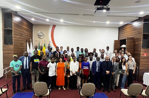 Alunos africanos concluem curso no UNIPAM
