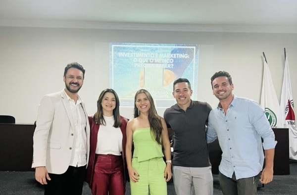 Coordenador dos cursos de Administração e de Gestão Comercial participa de mesa-redonda sobre investimentos e marketing