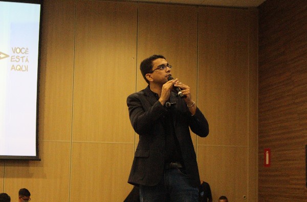 Professor e egresso de Publicidade e Propaganda destaca o poder do branding no “Fórum de Gestão, Tecnologia e Comunicação”