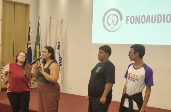 Alunos do 3º ano do Colégio Universitário conhecem o curso de Fonoaudiologia   