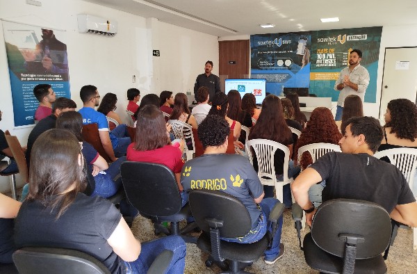 Alunos de Medicina Veterinária participam de visita técnica à empresa FAIRTEK   