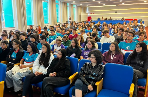 Alunos do Colégio Universitário participam de palestra sobre prevenção às drogas com a Polícia Militar