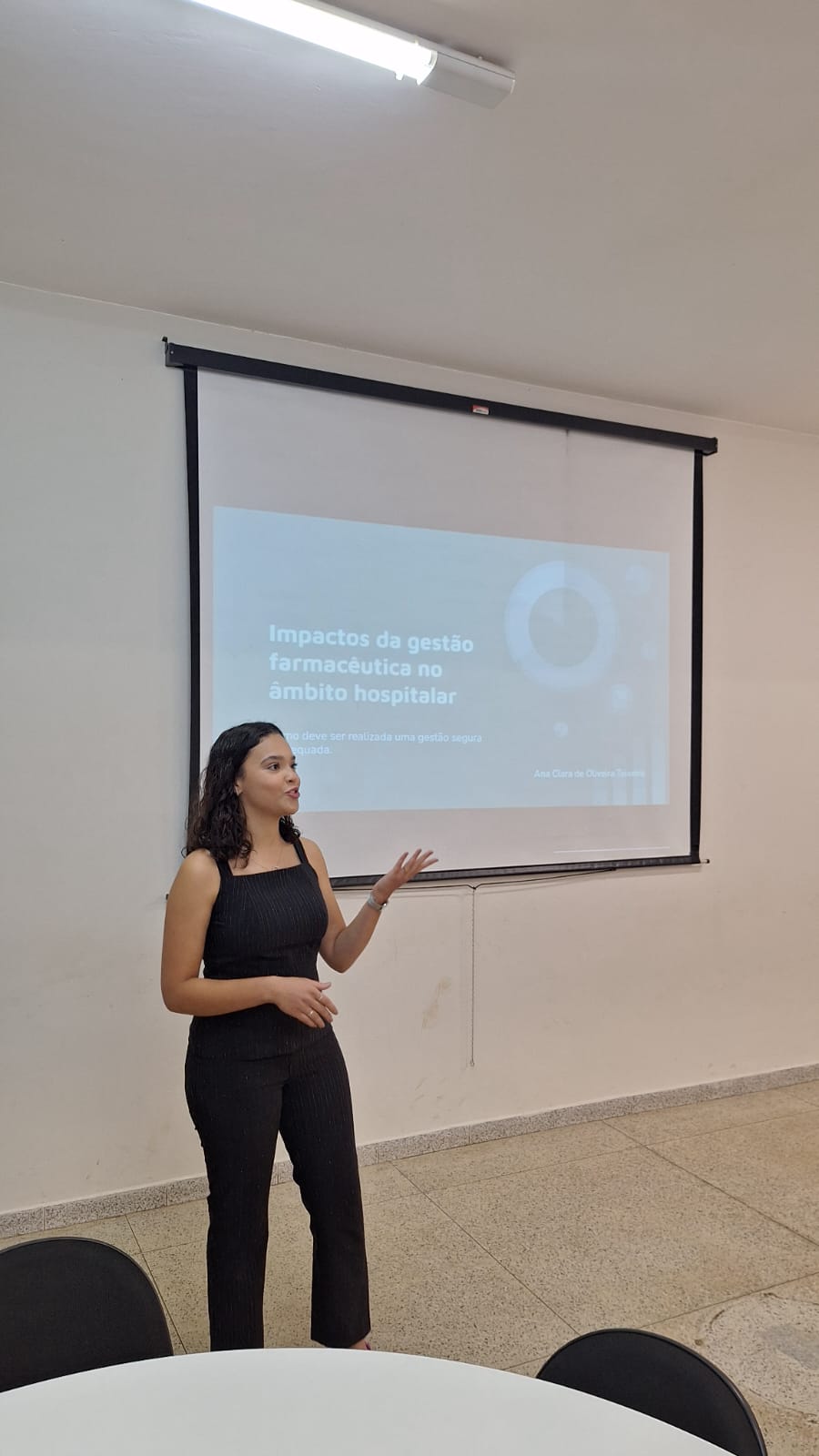 Ana Clara, egressa de Farmácia ministra palestra   Ana Clara, egressa de Farmácia ministra palestra