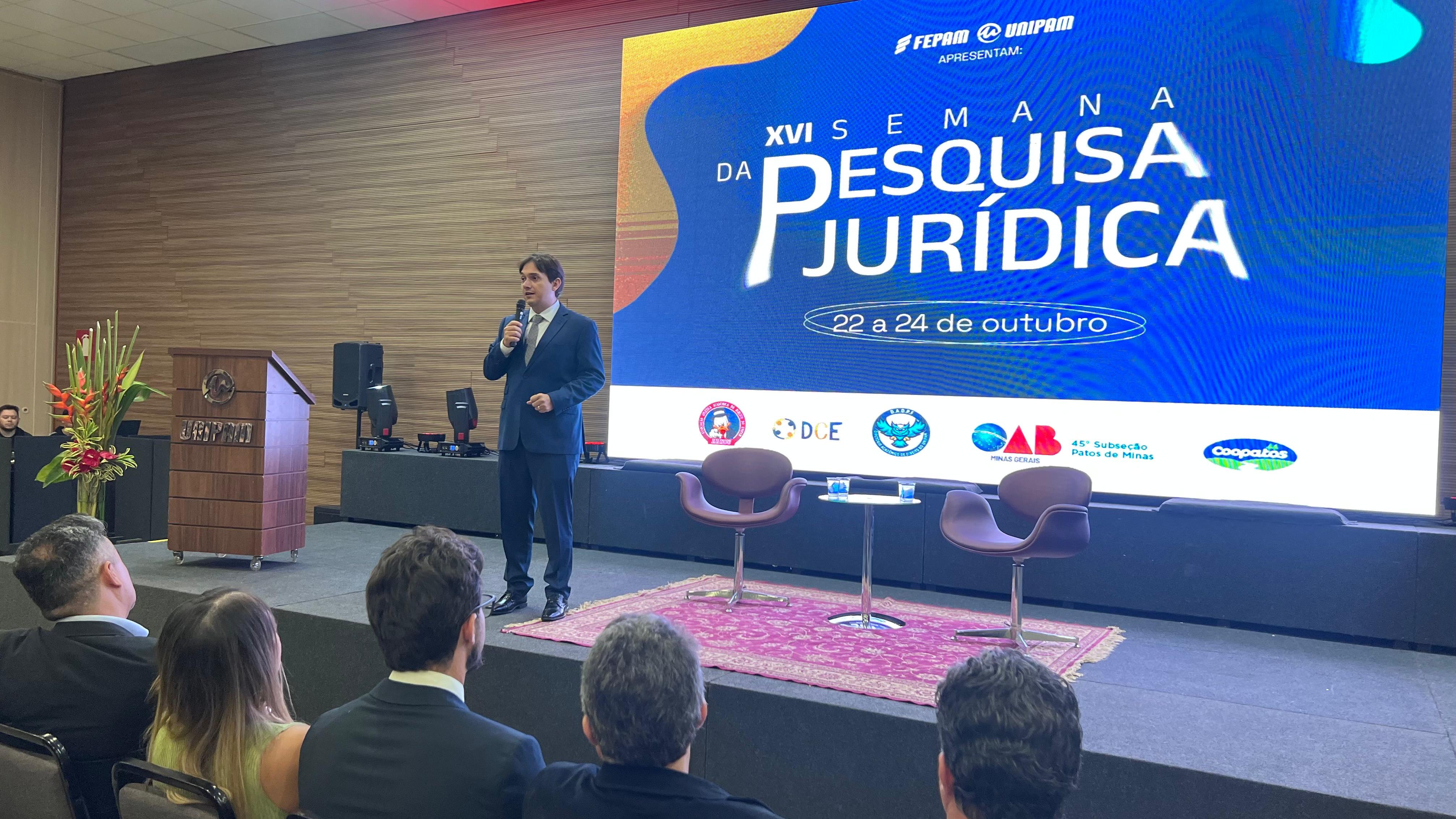 O coordenador do curso de Direito, professor Me. Alexandre Máximo, durante pronunciamento O coordenador do curso de Direito, professor Me. Alexandre Máximo, durante pronunciamento