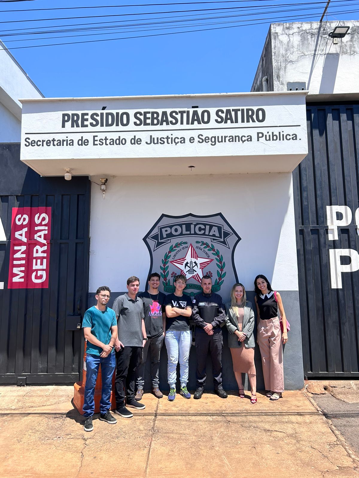 Alunos de Direito, acompanhados pela professora Me. Eline Débora Teixeira Alunos de Direito, acompanhados pela professora Me. Eline Débora Teixeira