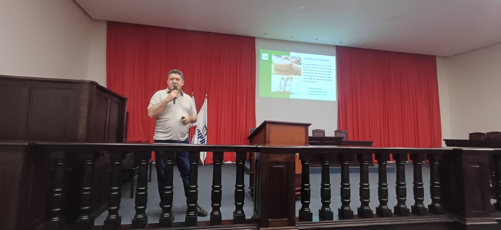 O médico-veterinário, Sérgio Glicério Martins, ministra palestra O médico-veterinário, Sérgio Glicério Martins, ministra palestra