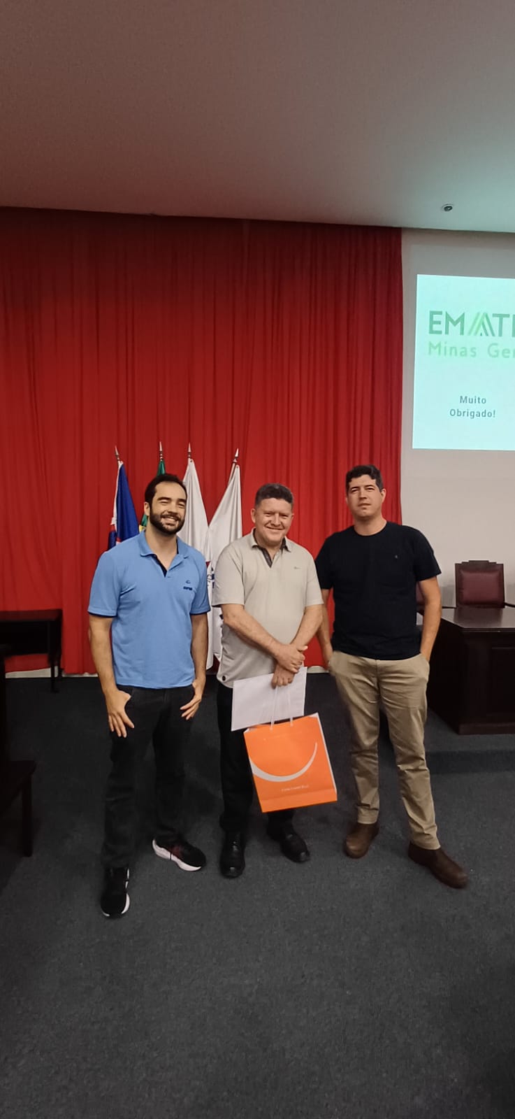 O médico-veterinário, Sérgio Glicério, juntamente com os professores Me. Guilherme Braga e Rodrigo Mendes O médico-veterinário, Sérgio Glicério, juntamente com os professores Me. Guilherme Braga e Rodrigo Mendes